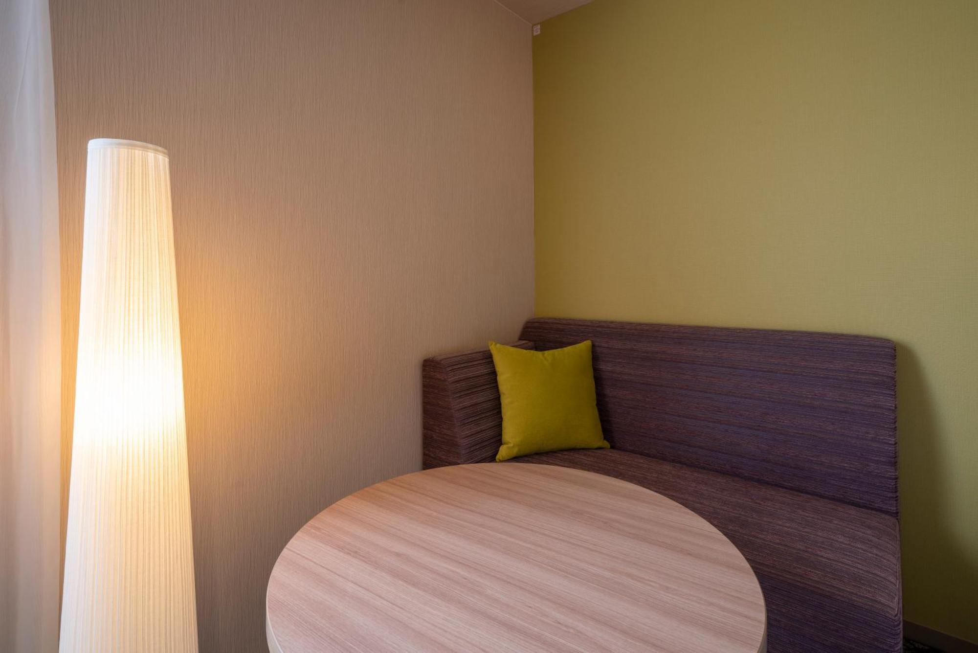 Hotel Associa Toyohashi Buitenkant foto A floor lamp