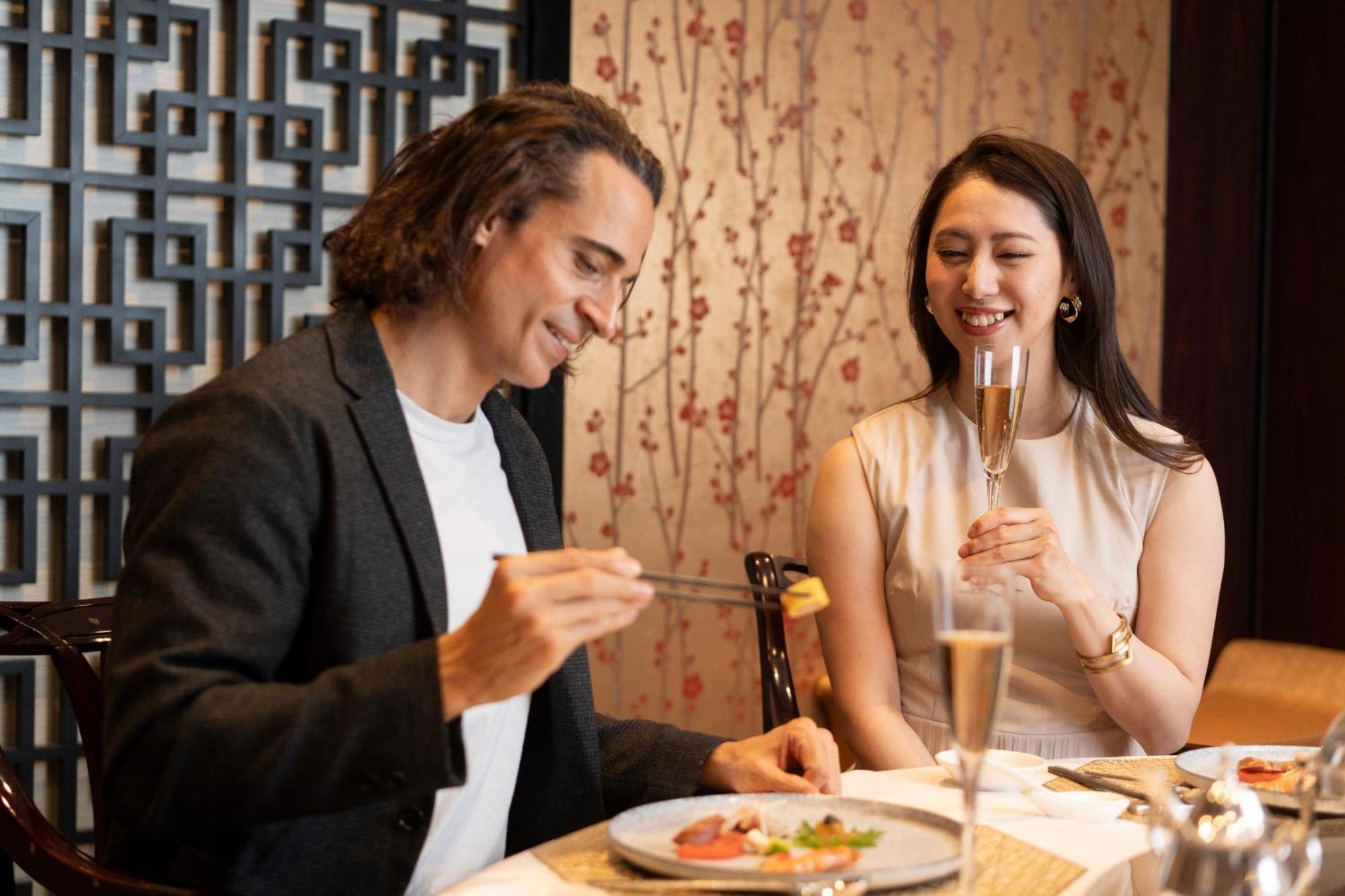 Hotel Associa Toyohashi Buitenkant foto A couple dining together