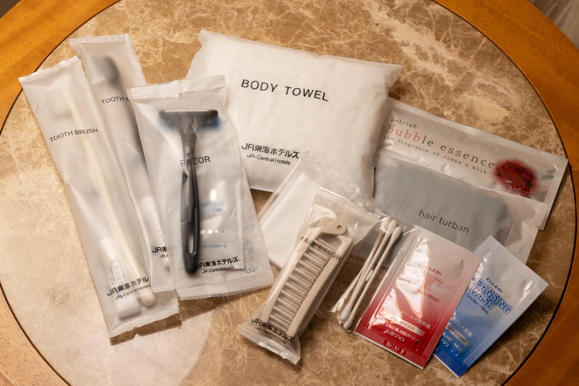 Hotel Associa Toyohashi Buitenkant foto A selection of amenities